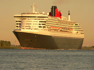 Blick auf die Queen Mary 2 auf der Elbe beim Schulauer Fhrhaus (Wilkomhft).