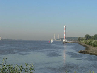 Blick auf den Blankeneser Leuchtturm und auf das Heizkraftwerk in Wedel.