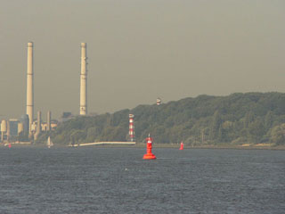 Blick auf die beiden Leuchttrme in Wittenbergen und auf das Heizkraftwerk in Wedel.