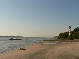 Blick auf den Strand mit dem Leuchtturm in Wittenbergen.