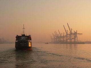 Blick auf die Elbe bei Sonnenaufgang im Winter.