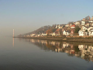 Blick auf die Elbe, den Blankeneser Leuchtturm und den Sllberg.
