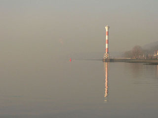 Blick auf die Elbe und den Blankeneser Leuchtturm.
